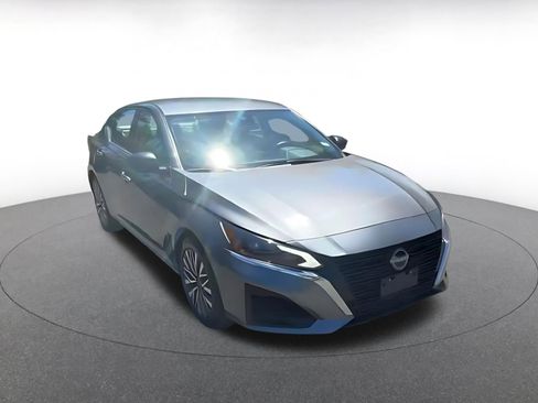 Used 2025 Nissan Altima 2.5 SV FWD image 16
