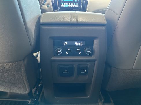 Used 2019 Chevrolet Traverse Premier w/ Driver Confidence II Package FWD image 15