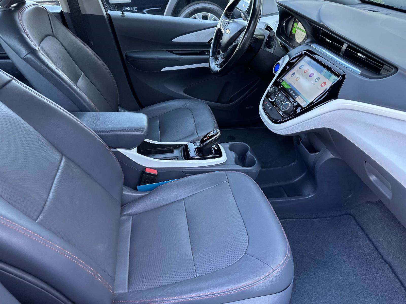 Used 2019 Chevrolet Bolt Premier w/ Infotainment Package FWD image 29