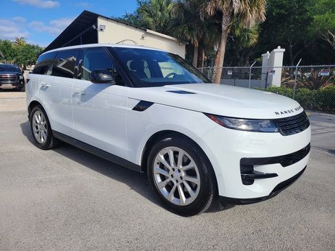 Used 2025 Land Rover Range Rover Sport SE image 3