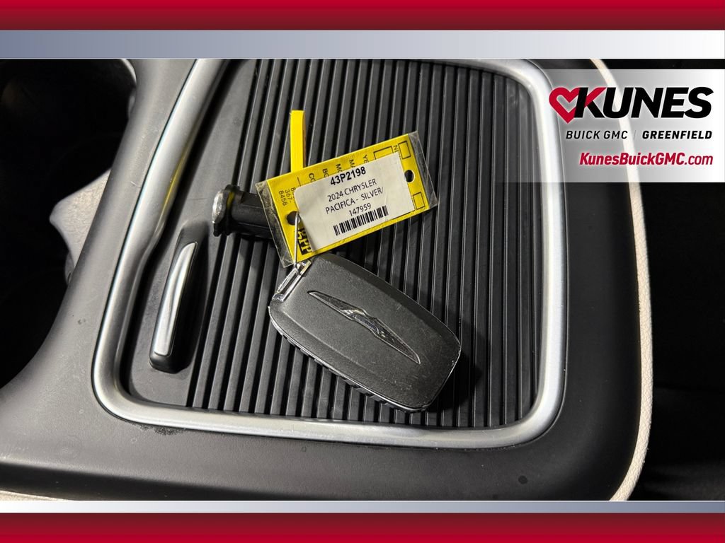 Used 2024 Chrysler Pacifica Touring-L FWD image 39