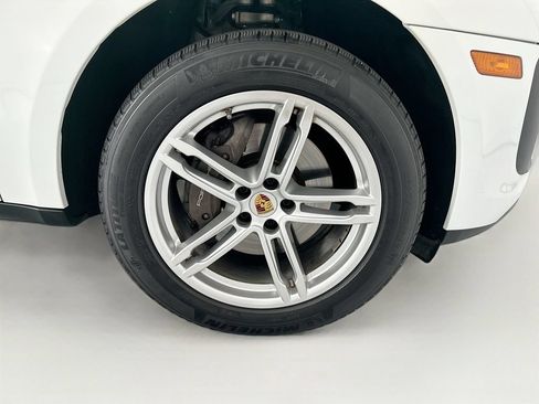 Certified 2023 Porsche Macan AWD/4WD image 32