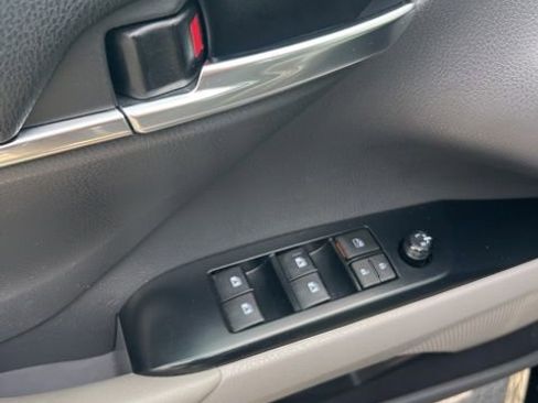 Used 2020 Toyota Camry LE FWD image 11