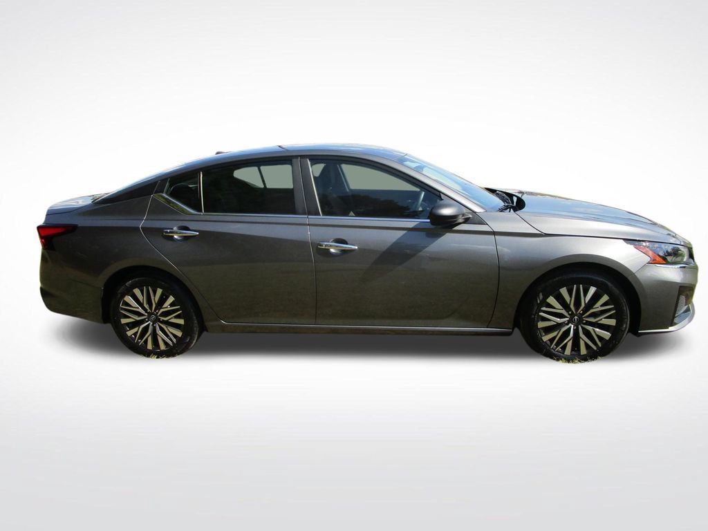 Used 2025 Nissan Altima 2.5 SV FWD image 8