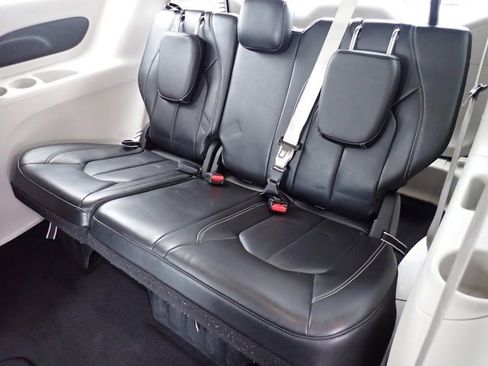 Used 2023 Chrysler Pacifica Touring-L image 18