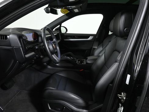Used 2025 Porsche Cayenne AWD/4WD image 3