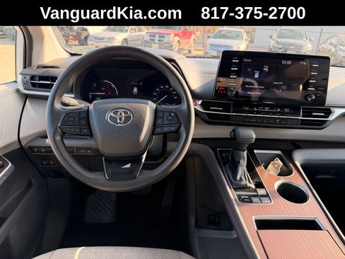 Used 2024 Toyota Sienna LE image 21