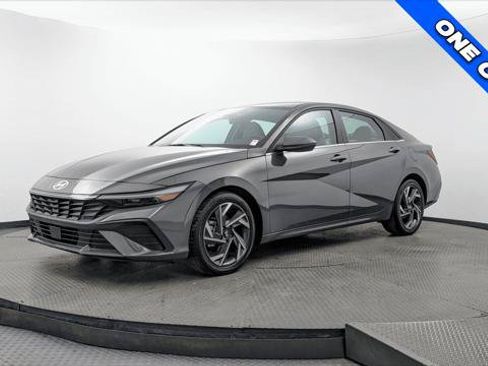 Used 2025 Hyundai Elantra Limited FWD image 2