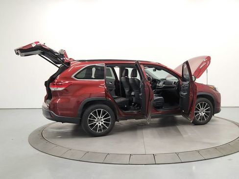 Used 2017 Toyota Highlander SE FWD image 15