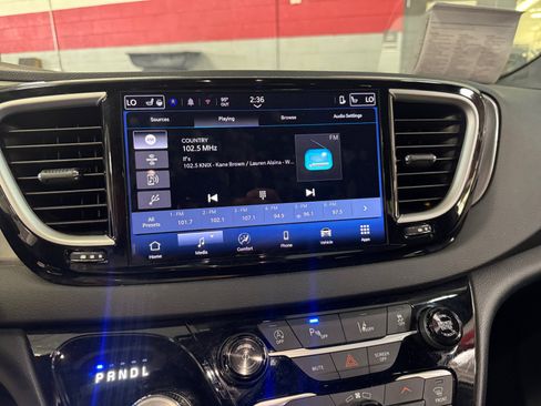 Used 2025 Chrysler Pacifica Select FWD image 26
