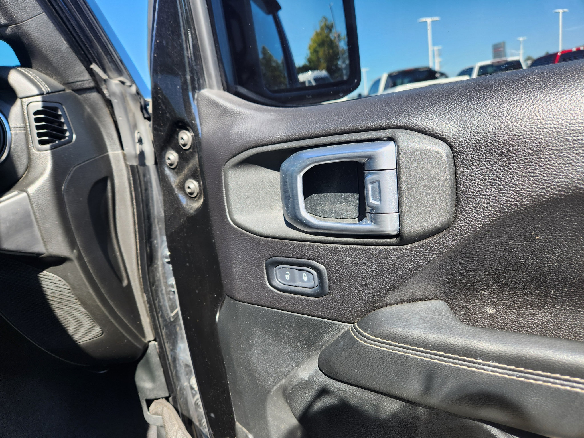 Used 2019 Jeep Wrangler Unlimited Sahara AWD/4WD image 33