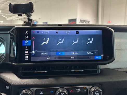 Used 2025 Jeep Gladiator Sport AWD/4WD image 25