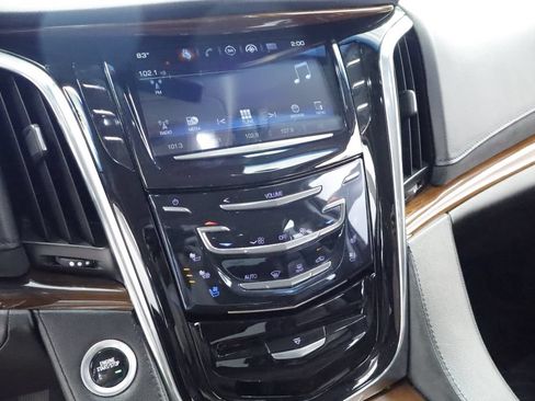 Used 2018 Cadillac Escalade Luxury AWD/4WD image 28