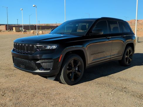 Used 2023 Jeep Grand Cherokee Altitude image 7