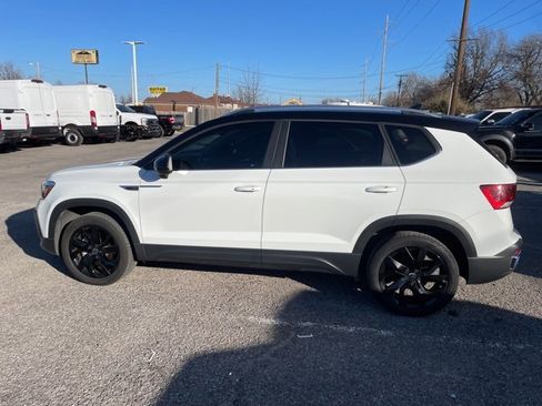 Used 2023 Volkswagen Taos SE w/ Panoramic Sunroof Package image 10