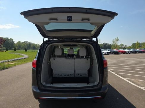Used 2018 Chrysler Pacifica Limited w/ Advanced Safetytec Group FWD image 10