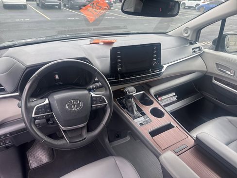 Used 2022 Toyota Sienna XLE w/ XLE Plus Package image 7