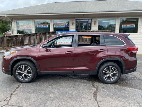 Used 2019 Toyota Highlander Plus FWD image 5