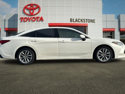 Certified 2022 Toyota Avalon XLE image 2