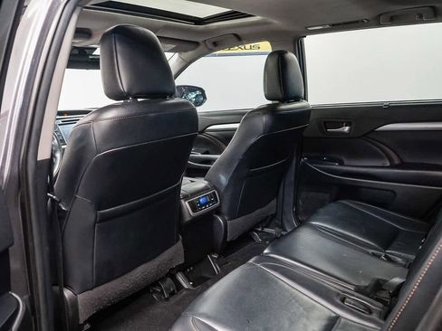 Used 2019 Toyota Highlander XLE image 19