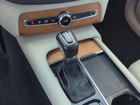 Used 2022 Volvo XC90 T5 Momentum w/ Protection Package Premier image 23