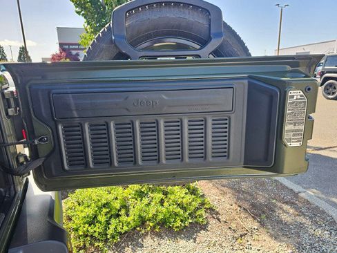 Used 2023 Jeep Wrangler Unlimited Sahara w/ Cold Weather Group AWD/4WD image 18