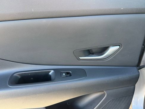 Used 2024 Hyundai Elantra SE image 16