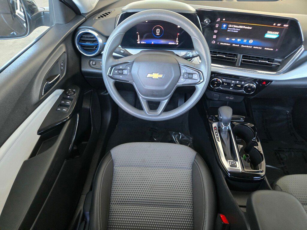 Used 2025 Chevrolet Trax LT FWD image 11