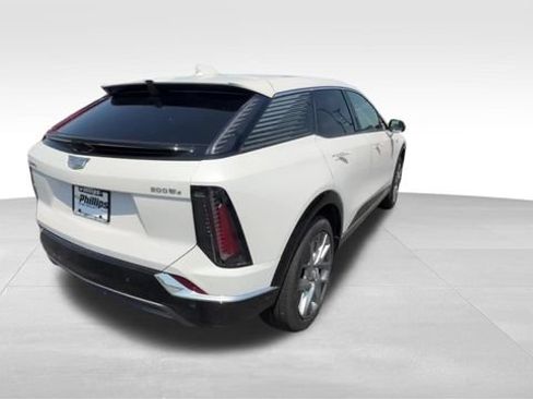 Certified 2025 Cadillac Optiq Luxury 2 w/ LPO, Floor Liner Package AWD/4WD image 7