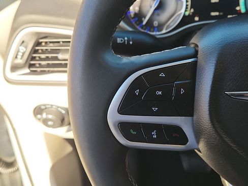 Used 2024 Chrysler Pacifica Touring-L image 21