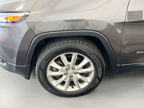 Used 2017 Jeep Cherokee Limited w/ Luxury Group AWD/4WD image 28