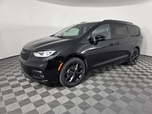 New 2026 Chrysler Pacifica Select w/ S Appearance Package FWD image 9