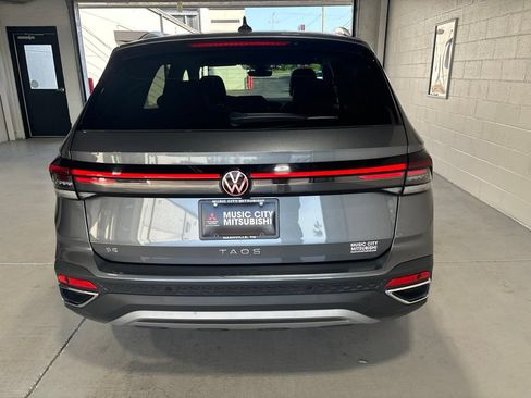 Used 2025 Volkswagen Taos SE FWD image 5