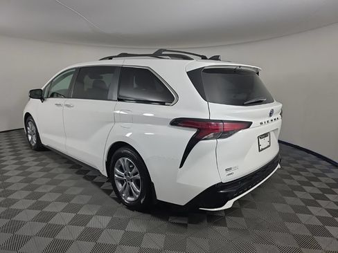 Used 2022 Toyota Sienna XSE AWD/4WD image 3