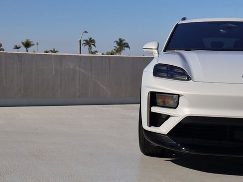 New 2026 Porsche Macan Turbo Electric image 12