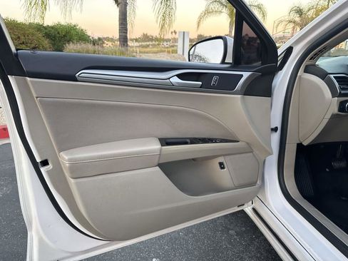 Used 2020 Ford Fusion SE image 30