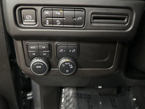 Used 2022 Chevrolet Tahoe Premier AWD/4WD image 34