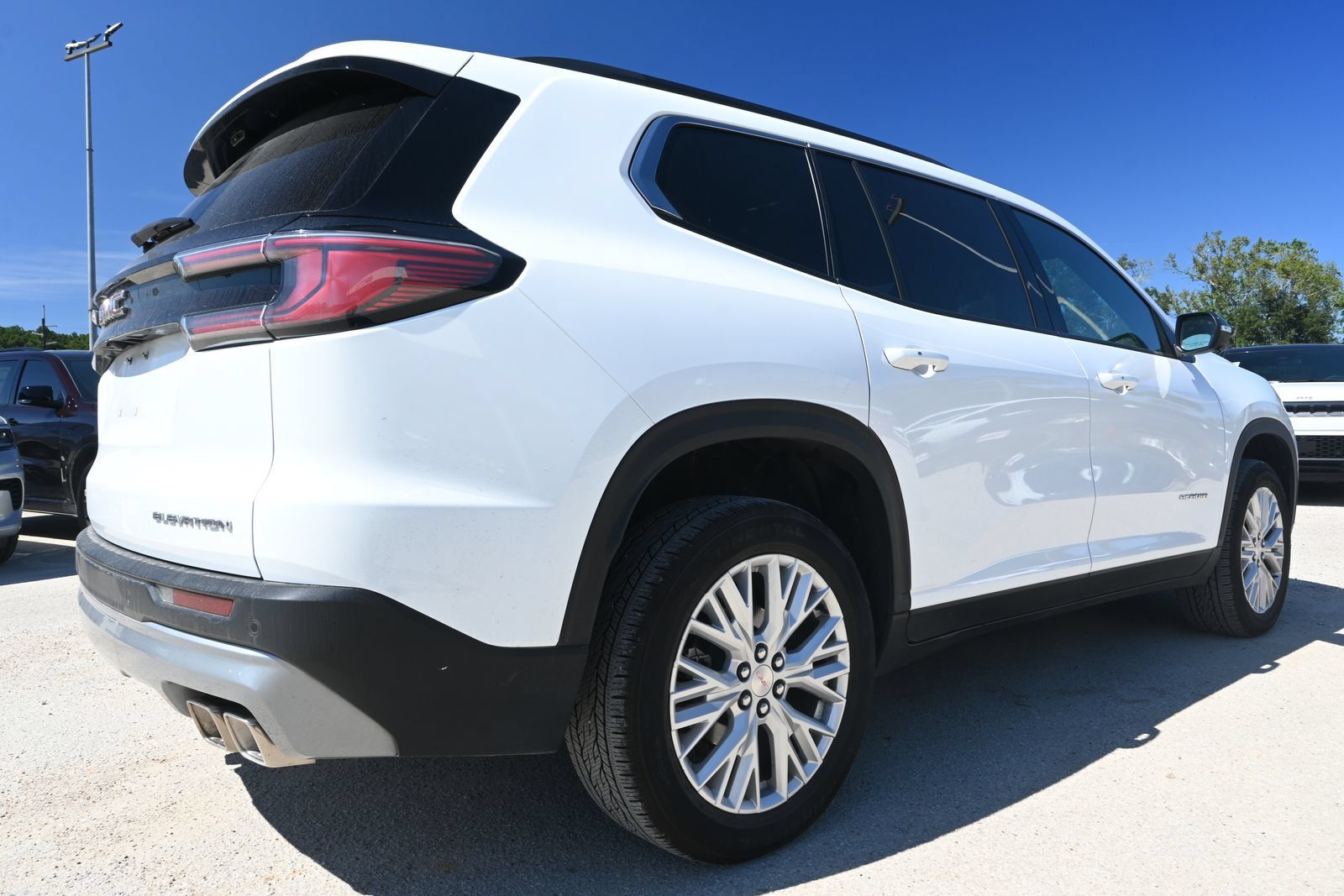 Used 2026 GMC Acadia Elevation w/ Elevation Premium Package FWD image 2
