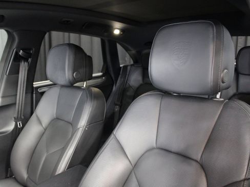 Certified 2025 Porsche Macan image 5