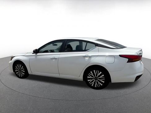 Used 2025 Nissan Altima 2.5 SV FWD image 11
