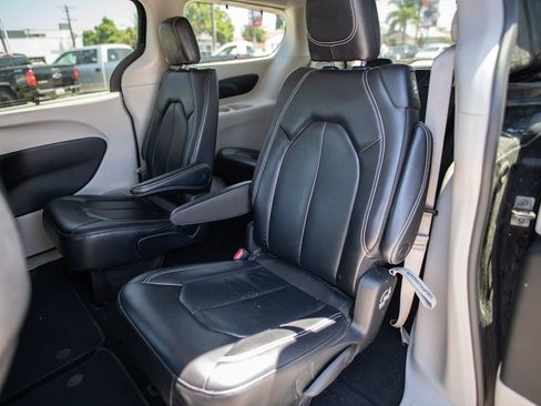 Used 2022 Chrysler Pacifica Touring-L image 27