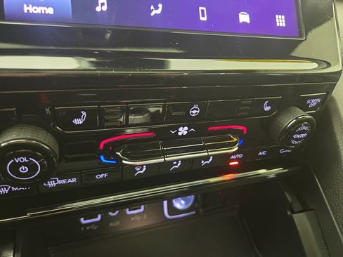 Certified 2025 Jeep Grand Cherokee Altitude image 26