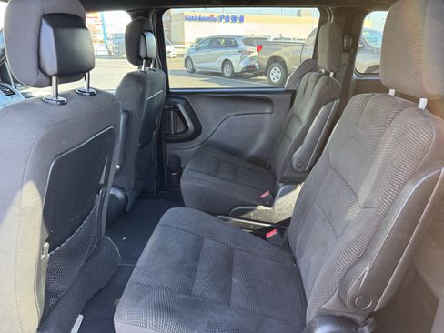 Used 2020 Dodge Grand Caravan SE image 4