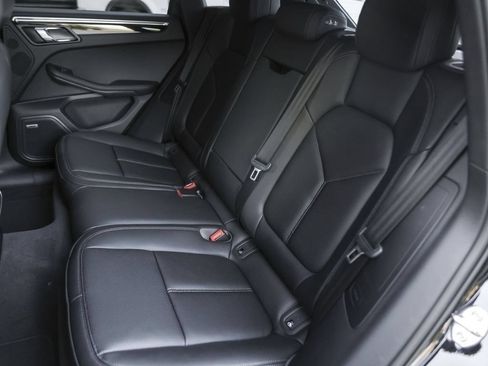 Certified 2026 Porsche Macan AWD/4WD image 34