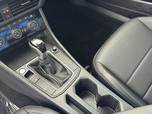 Used 2024 Volkswagen Jetta SE w/ Panoramic Sunroof Package image 7