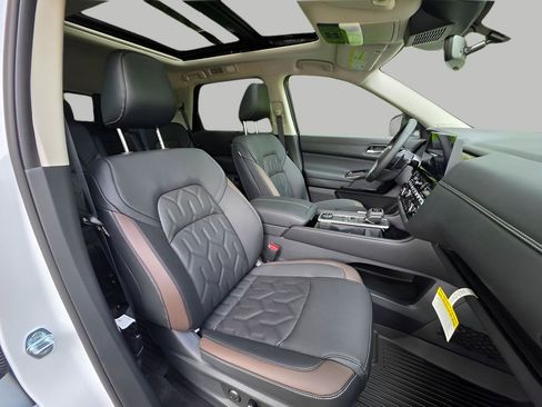 New 2026 Nissan Pathfinder Platinum AWD/4WD image 14