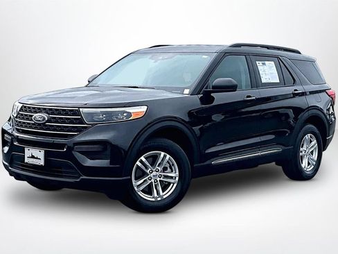 Used 2023 Ford Explorer XLT AWD/4WD image 3