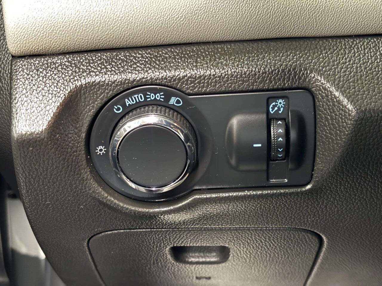 Used 2014 Chevrolet Cruze LS FWD image 29