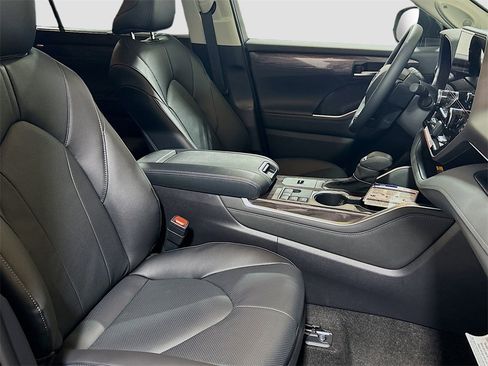 New 2026 Toyota Highlander Limited image 29