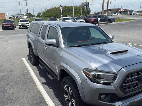 Used 2017 Toyota Tacoma TRD Sport w/ Tow Package (A/T) AWD/4WD image 1